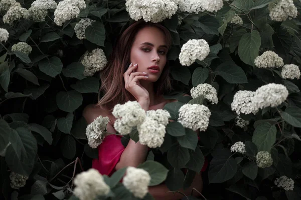 Fashionabla Ung Kvinna Med Vackra Läppar Rosa Klänning Som Poserar — Stockfoto