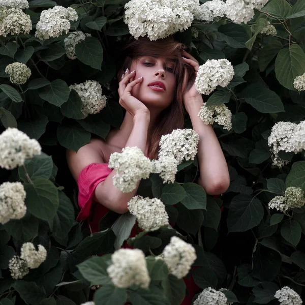 Ung Vacker Fashionabla Kvinna Rosa Klänning Buske Med Blommor Parken — Stockfoto