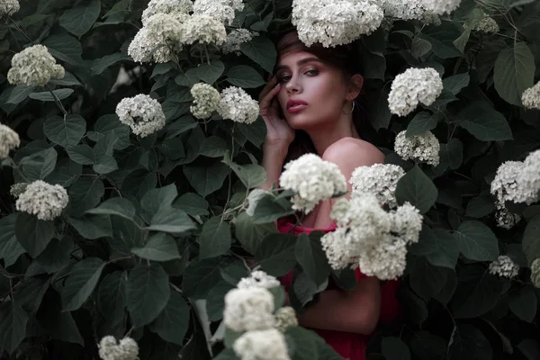 Chica Joven Moda Vestido Rosa Los Arbustos Con Flores Parque — Foto de Stock