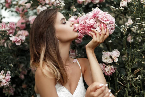 Elegante Hermosa Mujer Joven Vestido Blanco Cerca Rosas Jardín — Foto de Stock