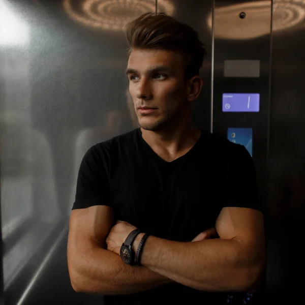 エレベーターの中で黒の シャツで散髪とスタイリッシュなハンサムな若いモデル男 — ストック写真