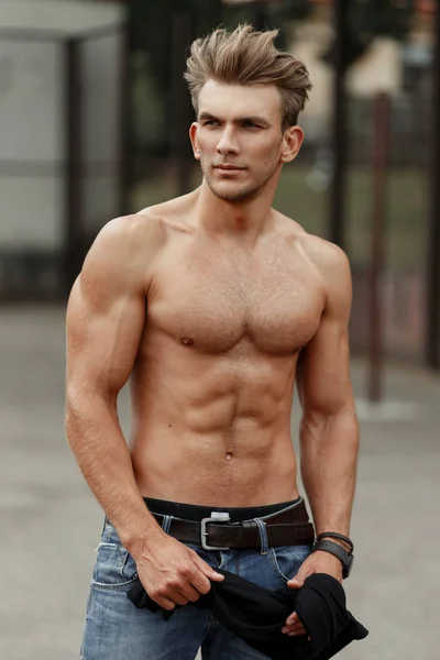 Moda yakışıklı delikanlı ile sağlıklı fitness vücut kasları sokakta ile