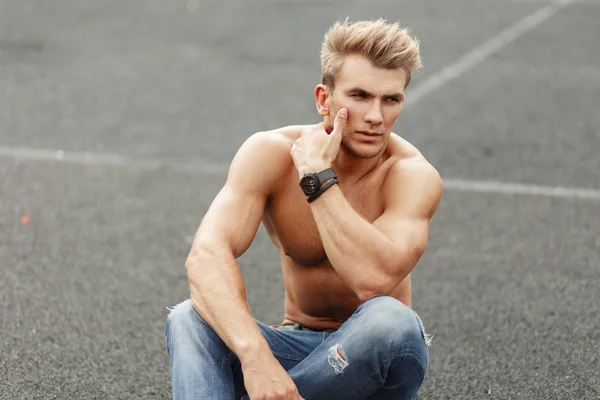 Young Stylish Man Hairstyle Healthy Sports Body Sitting Street — Stock Photo, Image