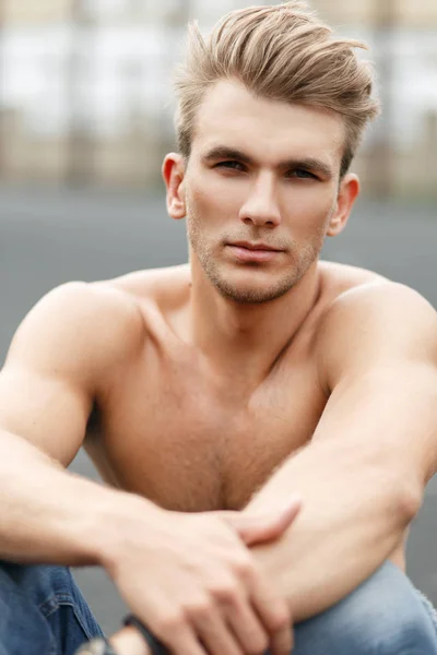 路上に座っている裸の健康な体と髪型とフィットのハンサムな若い男の新鮮な肖像画 — ストック写真