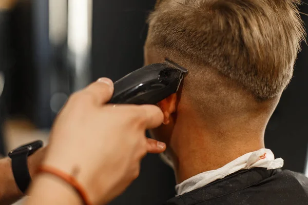 Cabeleireiro Profissional Faz Penteado Homem Estúdio — Fotografia de Stock