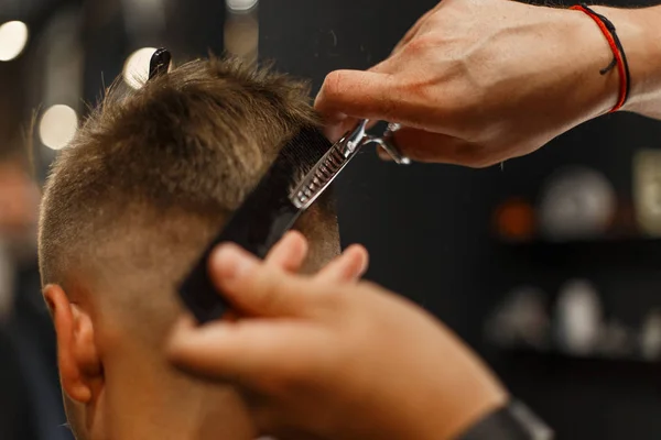 Barbearia Cabeleireiro Profissional Faz Penteado Homem Estúdio — Fotografia de Stock