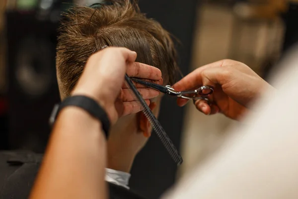 Corte Cabelo Masculino Cabeleireiro Profissional Fazendo Penteado — Fotografia de Stock