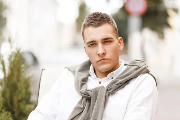 Schöner Stilvoller Wohlhabender Mann Weißem Hemd Und Pullover Sitzt Einem — Stockfoto