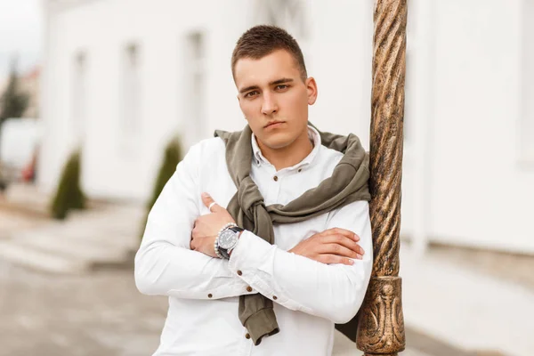 Bonito Jovem Empresário Uma Camisa Branca Com Uma Camisola Cidade — Fotografia de Stock