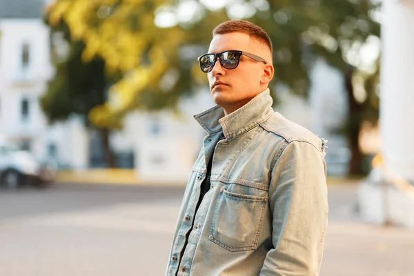 Elegante Hombre Modelo Hermoso Una Chaqueta Mezclilla Con Una Camiseta — Foto de Stock