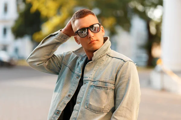 Hombre Hipster Guapo Con Gafas Sol Con Peinado Una Chaqueta — Foto de Stock