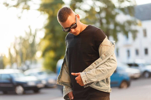 Homem Modelo Bonito Elegante Jovem Com Penteado Óculos Sol Uma — Fotografia de Stock