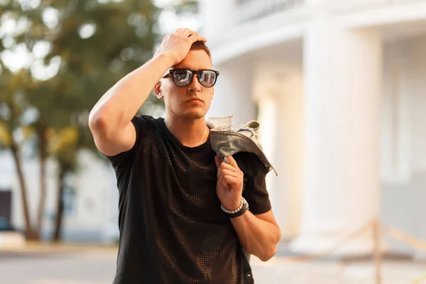 Elegante Hombre Hipster Con Peinado Gafas Sol Una Camiseta Moda — Foto de Stock