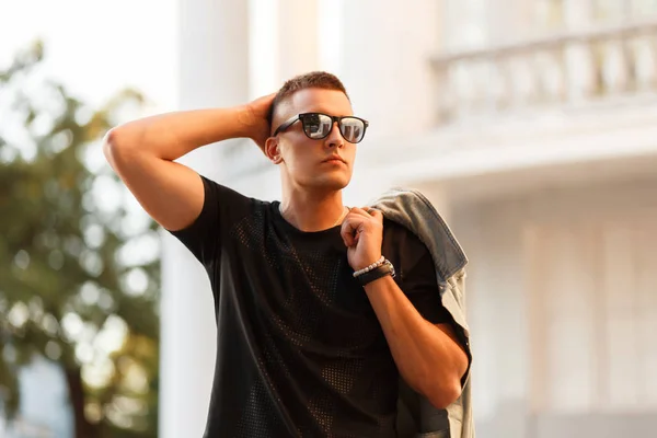 Schöner Junger Hipster Mit Sonnenbrille Und Modischem Schwarzen Shirt Mit — Stockfoto