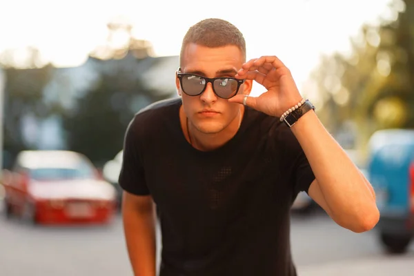 Hombre Guapo Con Peinado Gafas Sol Una Camiseta Moda Negra — Foto de Stock