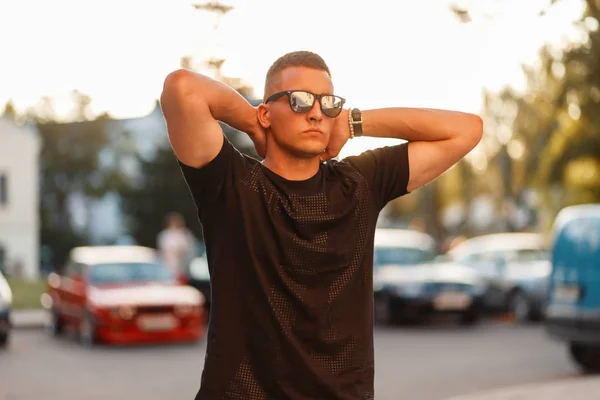 Elegante Joven Guapo Gafas Sol Moda Una Camiseta Negra Atardecer — Foto de Stock