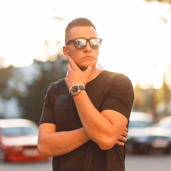 Modisch Gut Aussehender Junger Modelmann Mit Frisur Sonnenbrille Und Schwarzem — Stockfoto