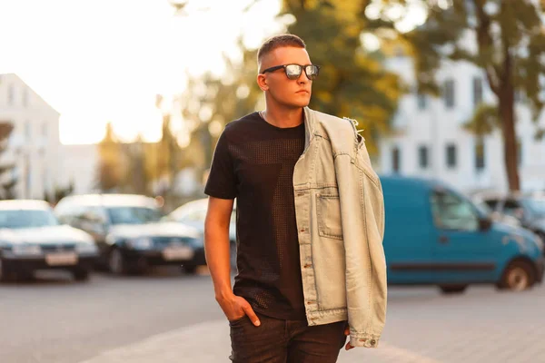 Elegante Hombre Hipster Guapo Con Corte Pelo Gafas Sol Una — Foto de Stock