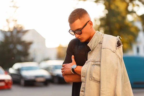 Chico Modelo Guapo Moda Con Peinado Elegante Con Gafas Sol — Foto de Stock