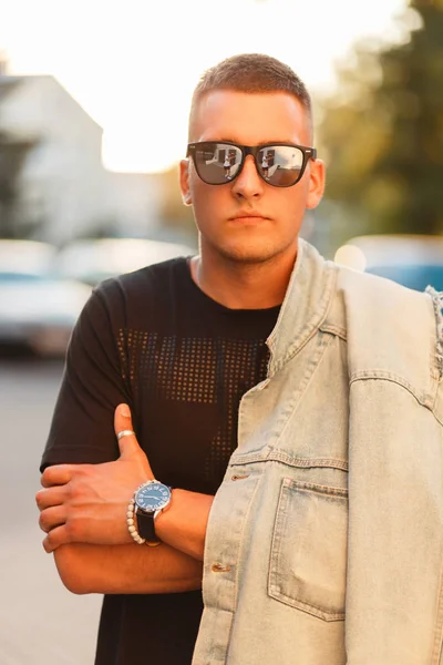 Modisch Schöner Junger Mann Mit Sonnenbrille Stylischer Jeansjacke Und Schwarzem — Stockfoto