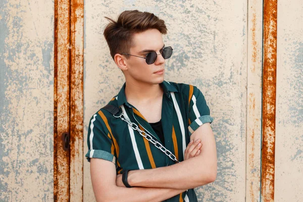 Chico Joven Con Gafas Sol Con Estilo Una Playa Camisa — Foto de Stock