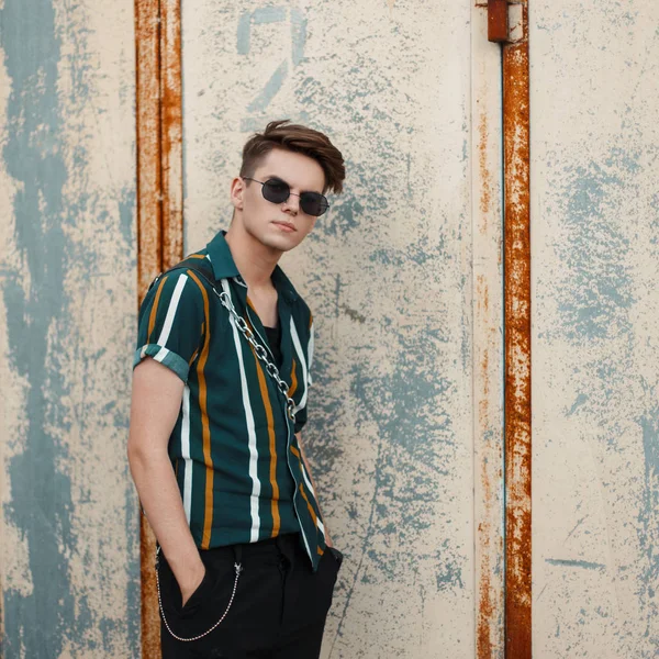 Jeune Homme Élégant Mode Avec Une Coiffure Avec Des Lunettes — Photo