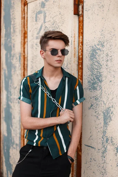 Modelo Guapo Hombre Con Peinado Con Gafas Sol Moda Una — Foto de Stock