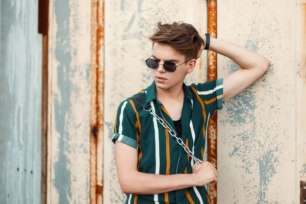 Hombre Hipster Joven Guapo Moda Con Peinado Gafas Sol Con — Foto de Stock