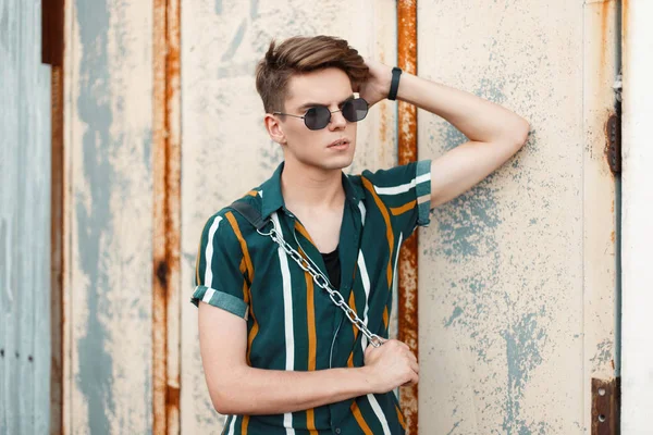 Guapo Joven Elegante Hombre Con Gafas Sol Una Camisa Playa — Foto de Stock