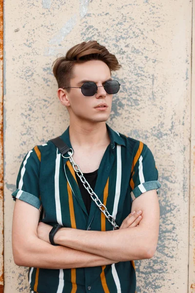 Retrato Moda Joven Guapo Con Gafas Sol Una Camisa Elegante — Foto de Stock