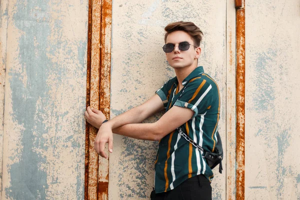 Elegante Joven Guapo Con Gafas Sol Una Camisa Playa Moda — Foto de Stock