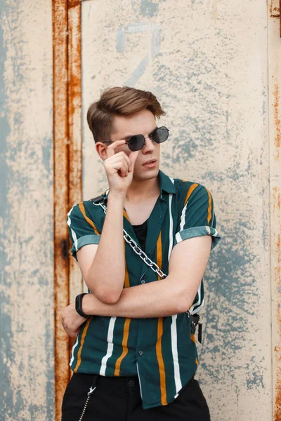 Homem Elegante Bonito Jovem Com Óculos Sol Camisa Moda Com — Fotografia de Stock