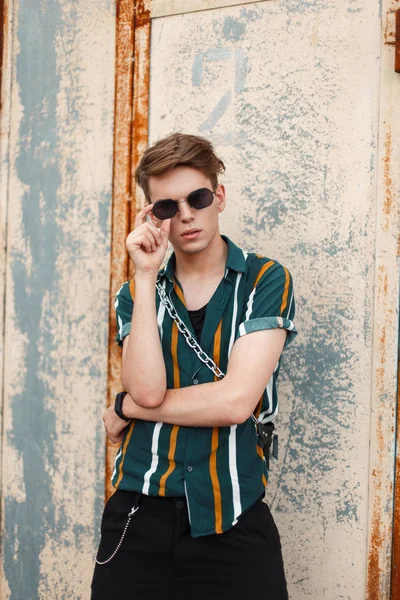 Hipster Jeune Homme Élégant Dans Une Plage Mode Belle Chemise — Photo