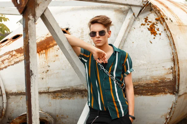 bir saç modeli eski bir teknik uygulamayı yakınındaki plaj gömlekli şık güneş gözlüğü adamla genç yakışıklı modeli