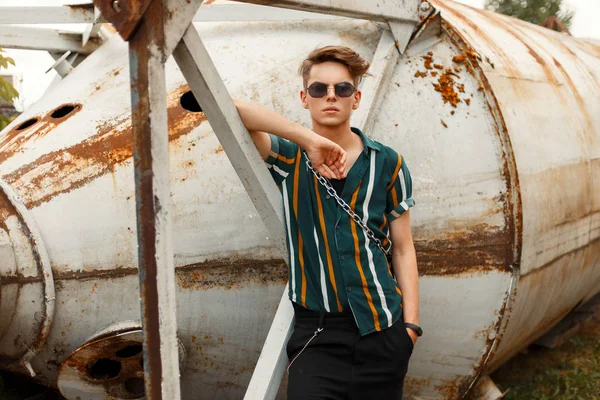 Hombre Guapo Modelo Moda Con Gafas Sol Una Camisa Playa — Foto de Stock