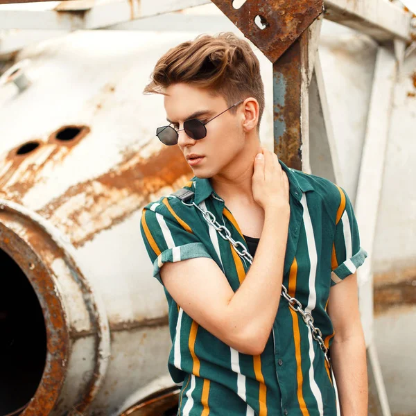 Élégant Beau Jeune Homme Avec Des Lunettes Soleil Dans Une — Photo