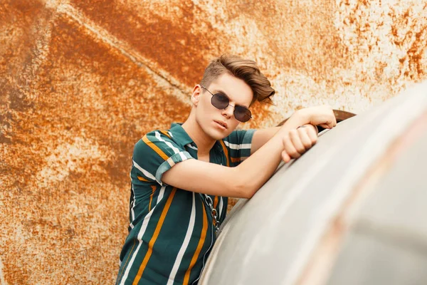 Beau Gars Mode Avec Une Coiffure Élégante Avec Des Lunettes — Photo