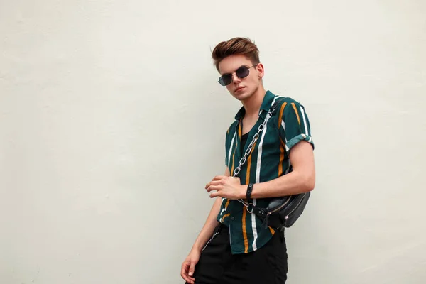 Joven Hombre Guapo Con Peinado Con Gafas Sol Una Camisa —  Fotos de Stock