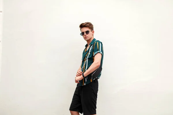 Schöner Junger Kerl Grünem Hemd Mit Streifen Und Tasche Posiert — Stockfoto