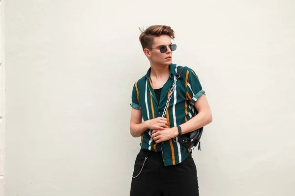 Hermoso Joven Con Estilo Con Gafas Sol Camisa Moda Playa — Foto de Stock