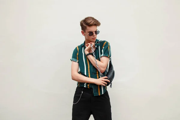 Joven Guapo Moda Con Gafas Sol Una Camisa Elegante Con — Foto de Stock