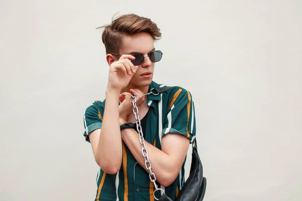 Jovem Homem Bonito Com Penteado Com Óculos Sol Uma Camisa — Fotografia de Stock