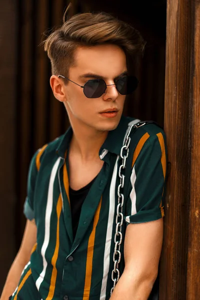 Stilig Ung Man Med Solglasögon Vintage Skjorta Posing Nära Trävägg — Stockfoto