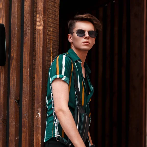 Élégant Beau Jeune Homme Avec Des Lunettes Soleil Mode Dans — Photo