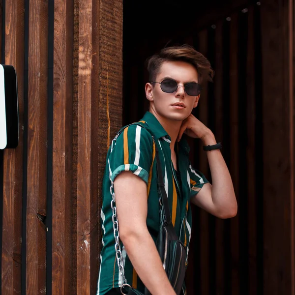 Joven Con Peinado Ropa Playa Moda Con Gafas Sol Cerca — Foto de Stock