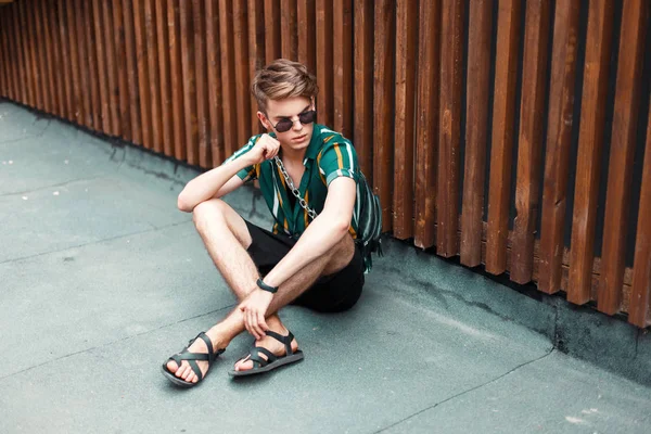 Homem Moda Jovem Com Óculos Sol Uma Camisa Bonita Moda — Fotografia de Stock