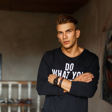 yakışıklı genç bir siyah kazak, oda içine metin