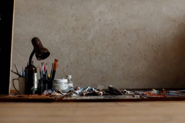 Eski vintage fırçalar ve araçları ile sanatçının çalışmaları için yerleştirin. Sanat