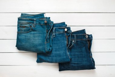 Moda kot pantolon yalan ahşap beyaz masa üzerine