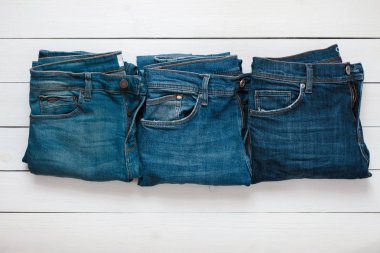Moda mavi şık kot bir beyaz tahta masada yalan. Yukarıdan görüntülemek